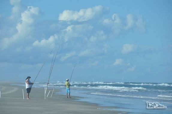 Pescadores aproveitam a calma da Praia do Cassino ao sul de Rio Grande, no Rio Grande do Sul